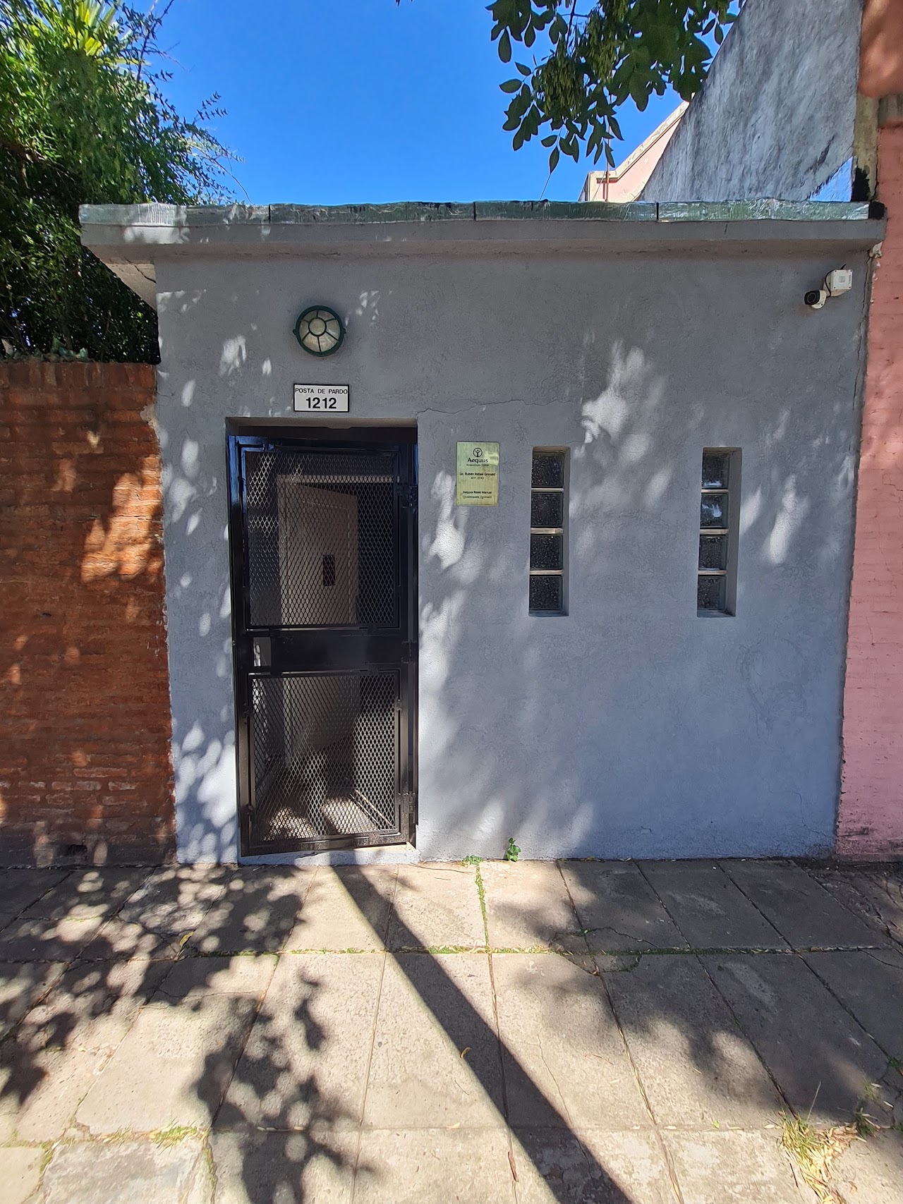 Entrada del consultorio de Aequus Kinesiología Global en Ituzaingó