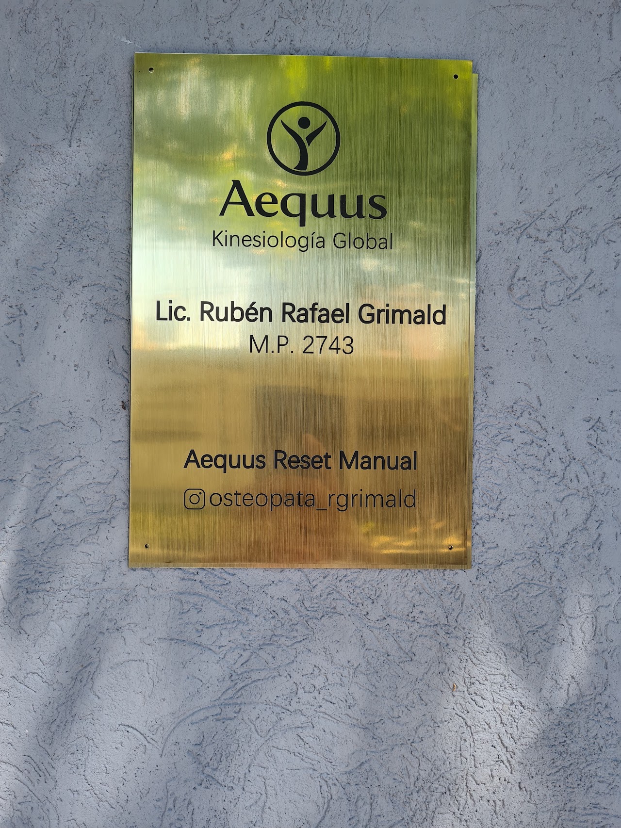 Placa institucional de Aequus Kinesiología Global